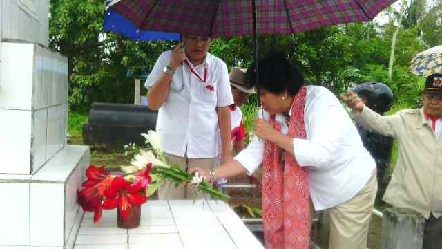 Kakak Prabowo Ziarahi Makam Leluhur di Langowan